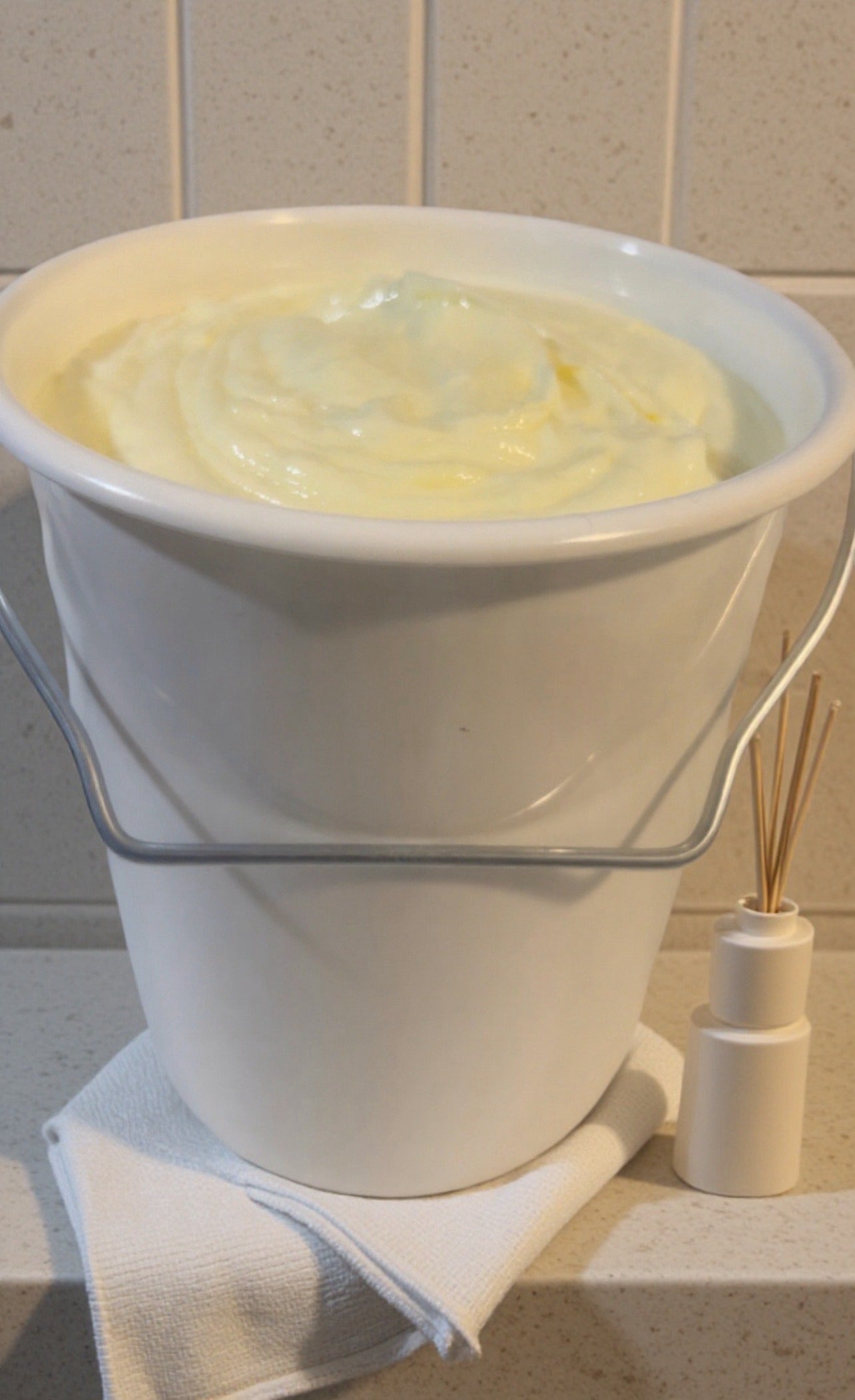 Vente en gros, seaux de crème corps et visage 6,500  image 2